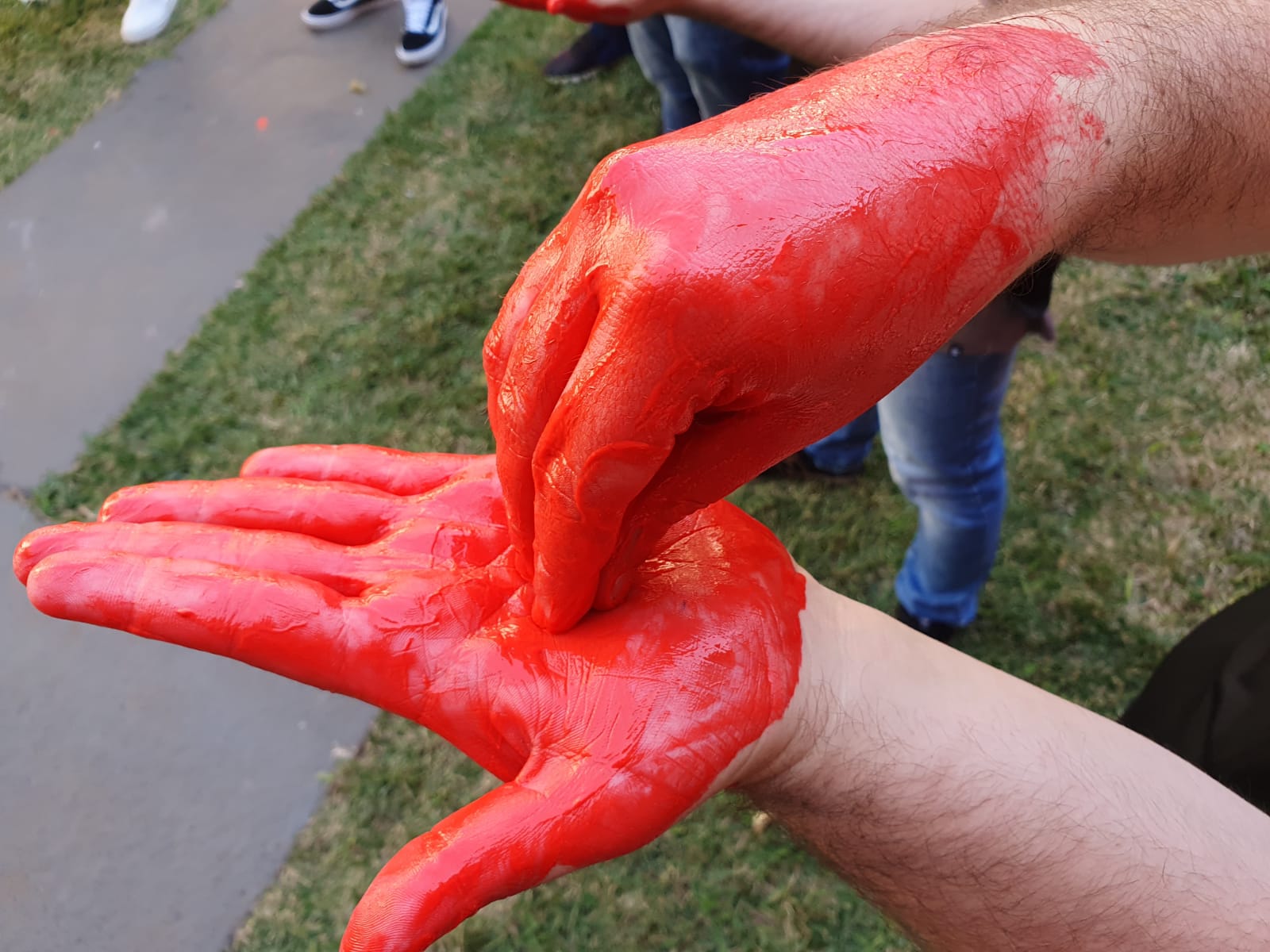 Calouros da 19ª turma de medicina FACERES têm aula sobre higienização das mãos – a tradicional foto das mãos vermelhas