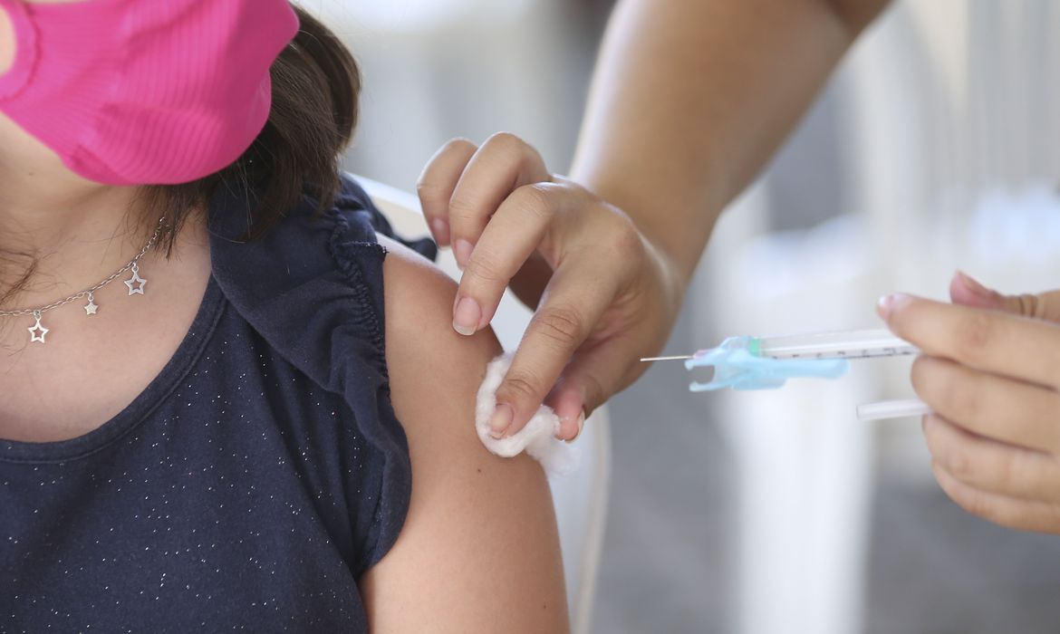 Acadêmicos da faculdade de medicina FACERES orientam sobre importância da vacina contra a Covid-19 em crianças acima de 5 anos de idade