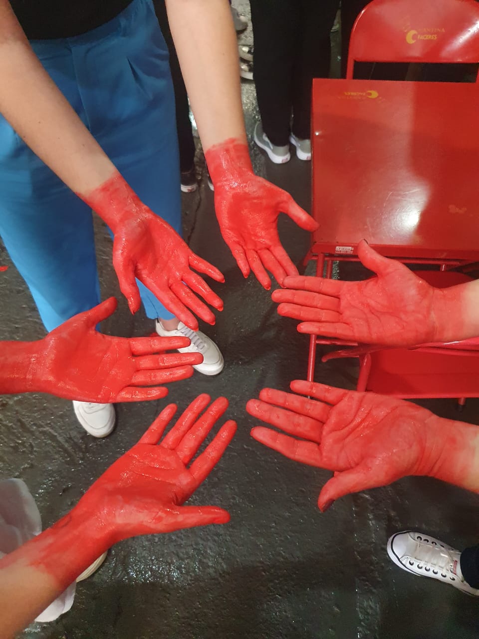 Calouros da Turma 21 participam aula sobre técnica de lavagem das mãos – a tradicional foto das mãos vermelhas