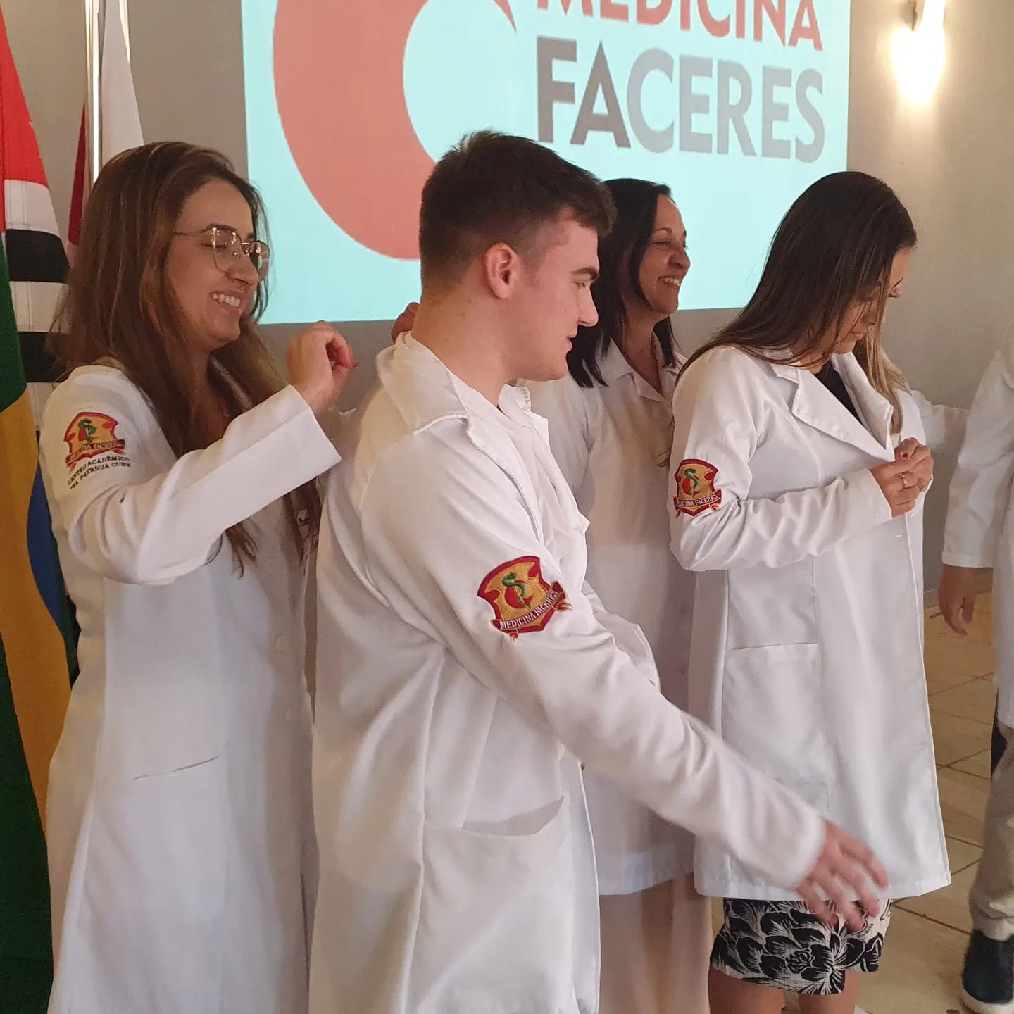 Ingressantes da 23ª turma são recepcionados com apresentação da faculdade de medicina FACERES e Cerimônia do Jaleco Branco