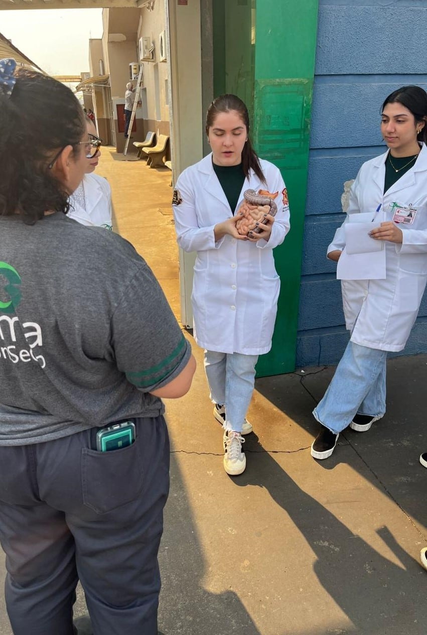 Estudantes de medicina da FACERES realizam ação de conscientização sobre o câncer de intestino durante o Setembro Verde