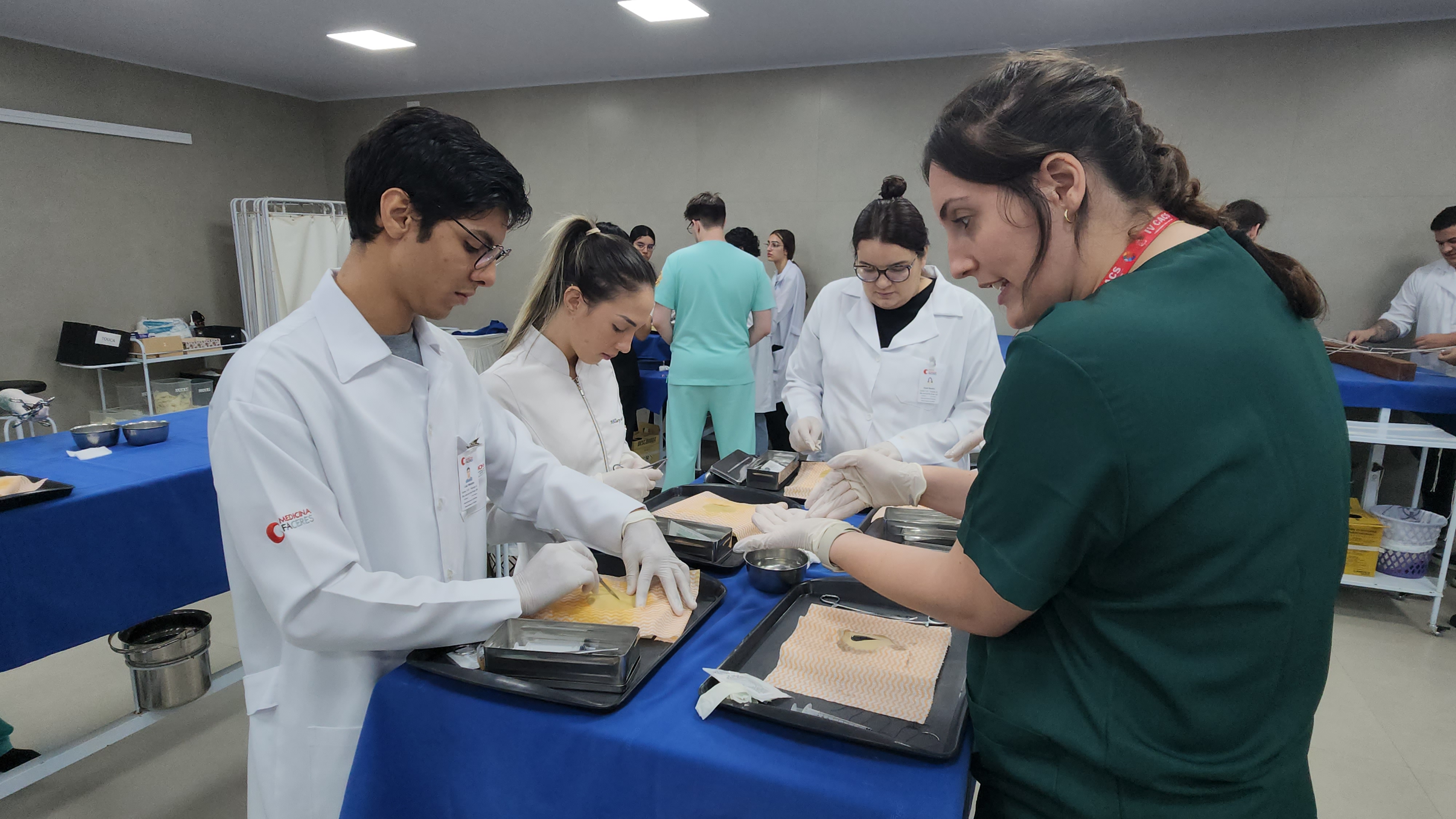 Workshop de sutura e nó cirúrgico da Faculdade de Medicina FACERES promove aprendizado prático para alunos