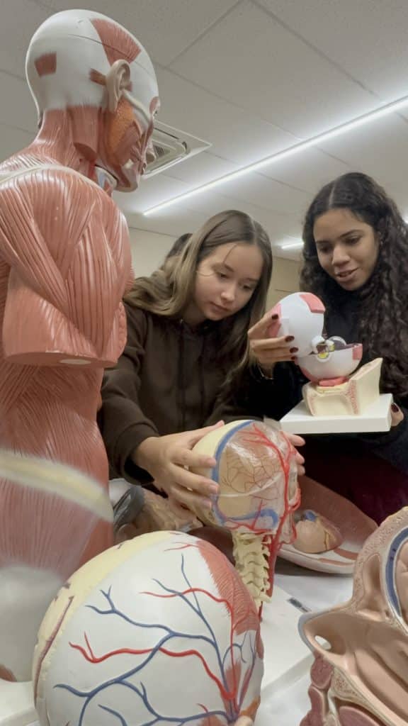 Faculdade de Medicina FACERES leva experiência imersiva da formação médica a mais de 1.400 estudantes em escolas e cursinhos da região